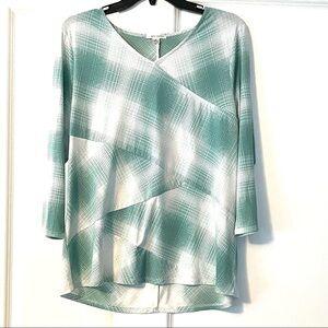 Erin London green and white print 3/4 sleeve top